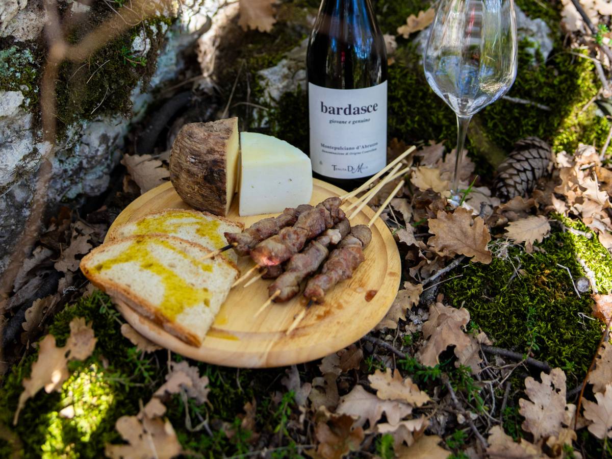 Prodotto tipico abruzzese: arrosticini abruzzesi e liquori artigianali fatti in casa