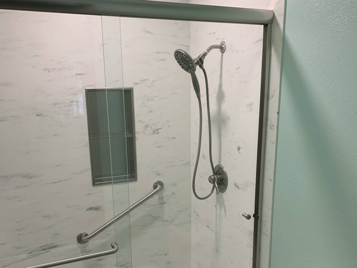 Bagno moderno: idee per trasformare una vecchia vasca in una doccia